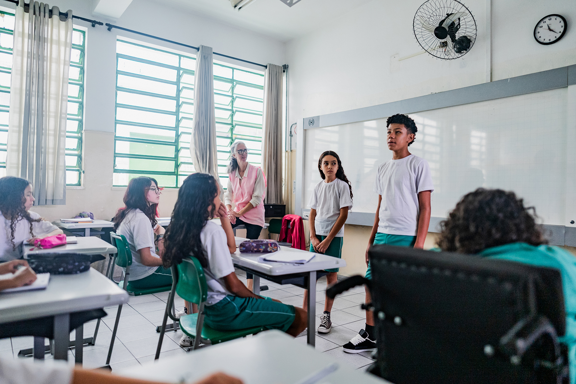 Classroom discussion with attentive students